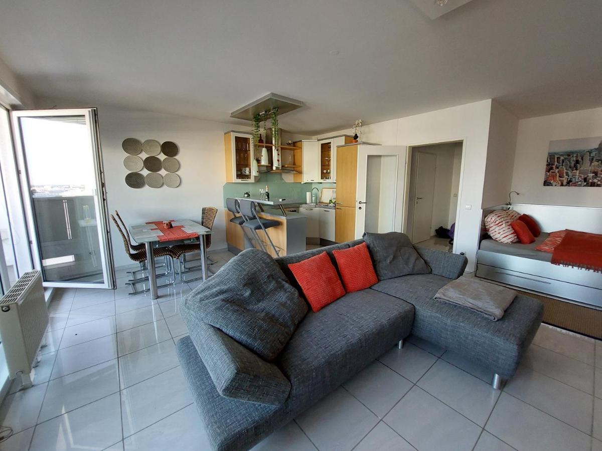 Tower Apartment With Private Terrace Next To Uno Viena Exterior foto
