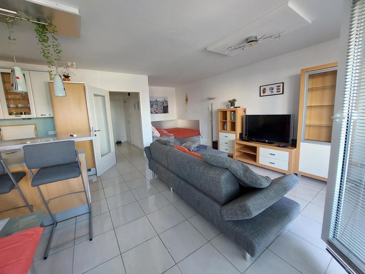 Tower Apartment With Private Terrace Next To Uno Viena Exterior foto