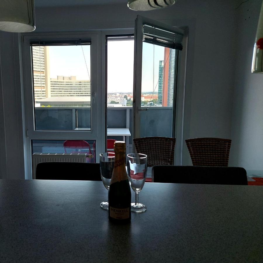 Tower Apartment With Private Terrace Next To Uno Viena Exterior foto