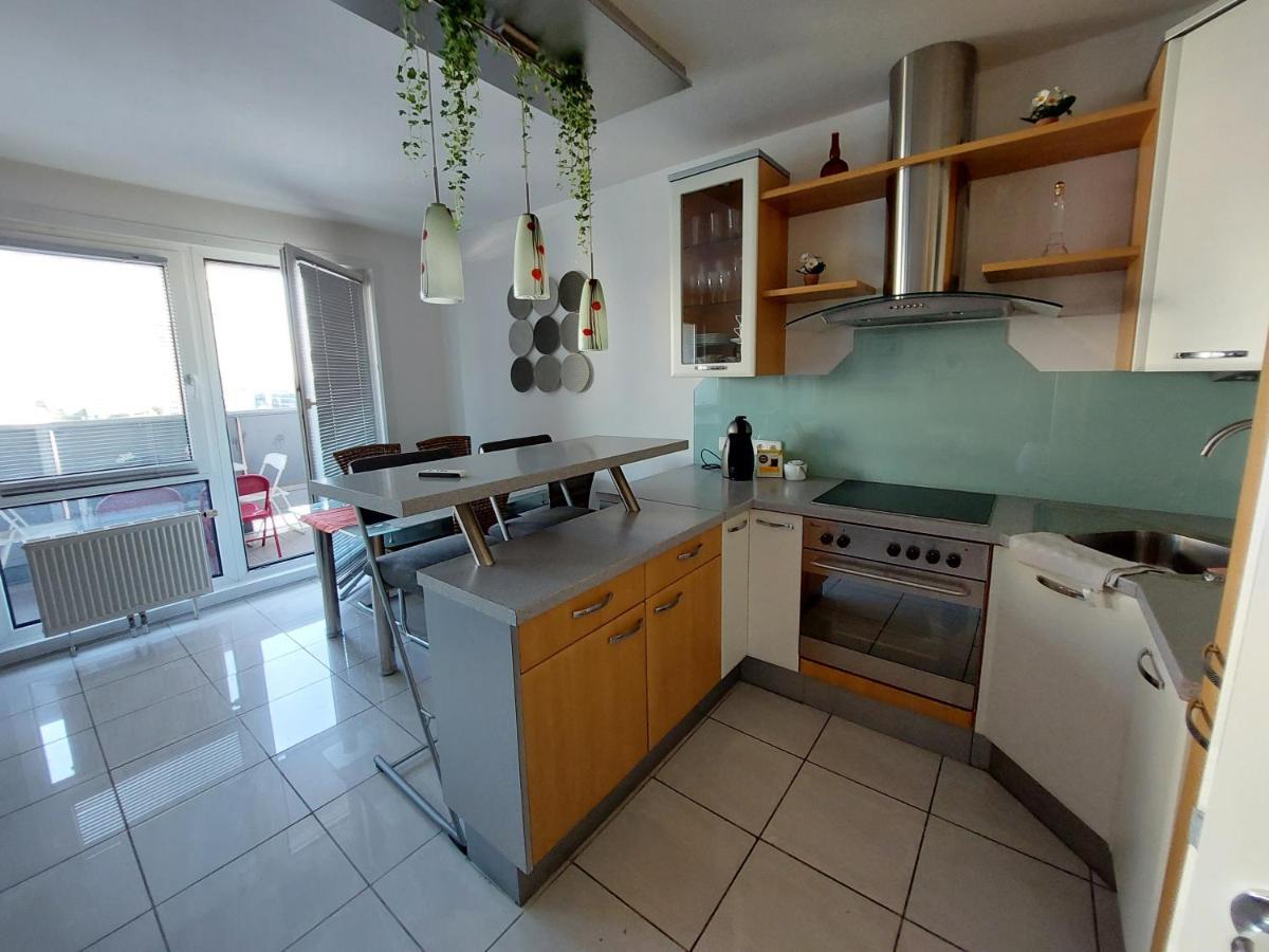 Tower Apartment With Private Terrace Next To Uno Viena Exterior foto